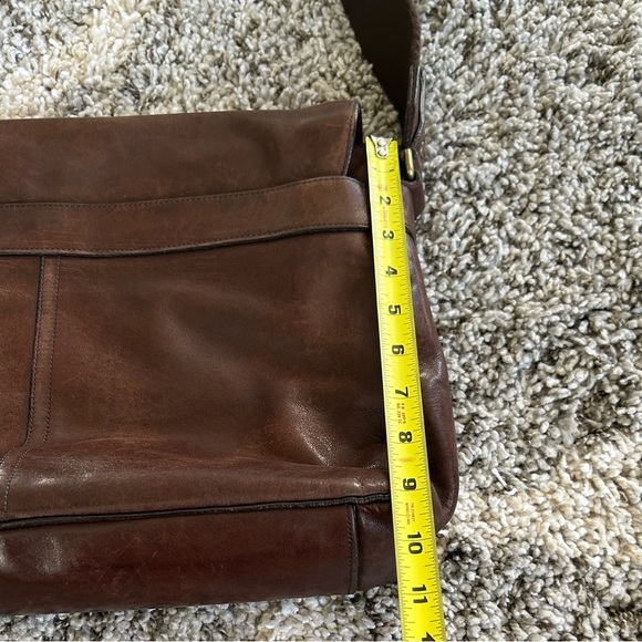Coach legacy leather brown messenger bag, brass hardware, adjustable strap - Picture 13 of 16